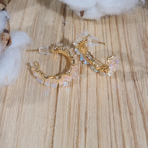 🌼🌼NEW🌼🌼VERY PRETTY!! Irridecent Flower Hoop Earrings in GOLD - Picture 13 of 16